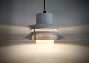Smuk dansk vitrika loftlampe fra 1980 til spisebordet i ren hvid. Ø49. Alt el er nyt. Læs mere.
