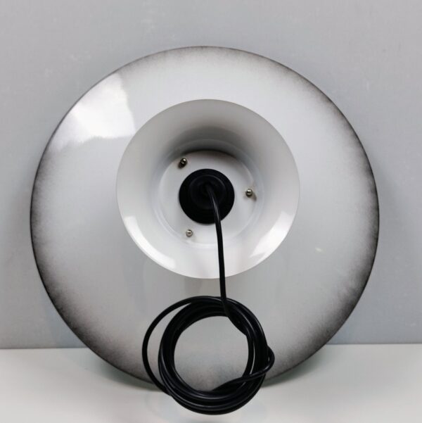 Dansk Vitrika loftlampe til spisebordet fra 1980.  Black white burst lakering. Ø40. Alt el er nyt. Læs mere