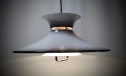 Dansk Vitrika loftlampe til spisebordet fra 1980.  Black white burst lakering. Ø40. Alt el er nyt. Læs mere