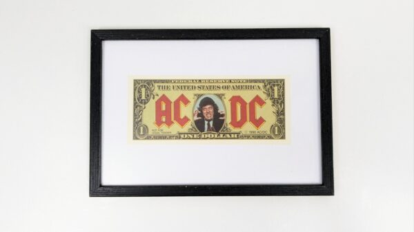 Original AC/DC One dollar seddel fra 1990. Vintage collection. Samle objekt. Med ramme i træ.