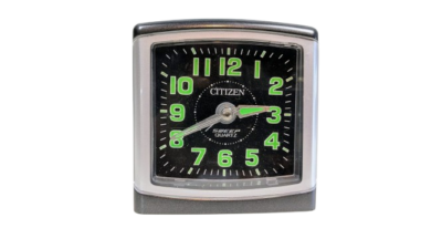 Citizen Sweep Quartz. Batteri drevet vækkeur. 75x75 mm.