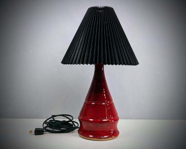 Würt L10A Keramik lampe i rød glasering. 1980. Alt el er udskiftet til nyt. 45 cm høj. Sort skærm.