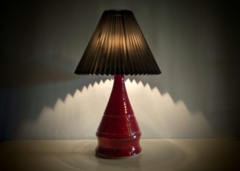 Würt L10A Keramik lampe i rød glasering. 1980. Alt el er udskiftet til nyt. 45 cm høj. Sort skærm.