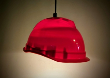 Byggemand Bob lampe af ægte sikkerhedshjelm. MSA. Ø29 cm. Rød. Nyt el.