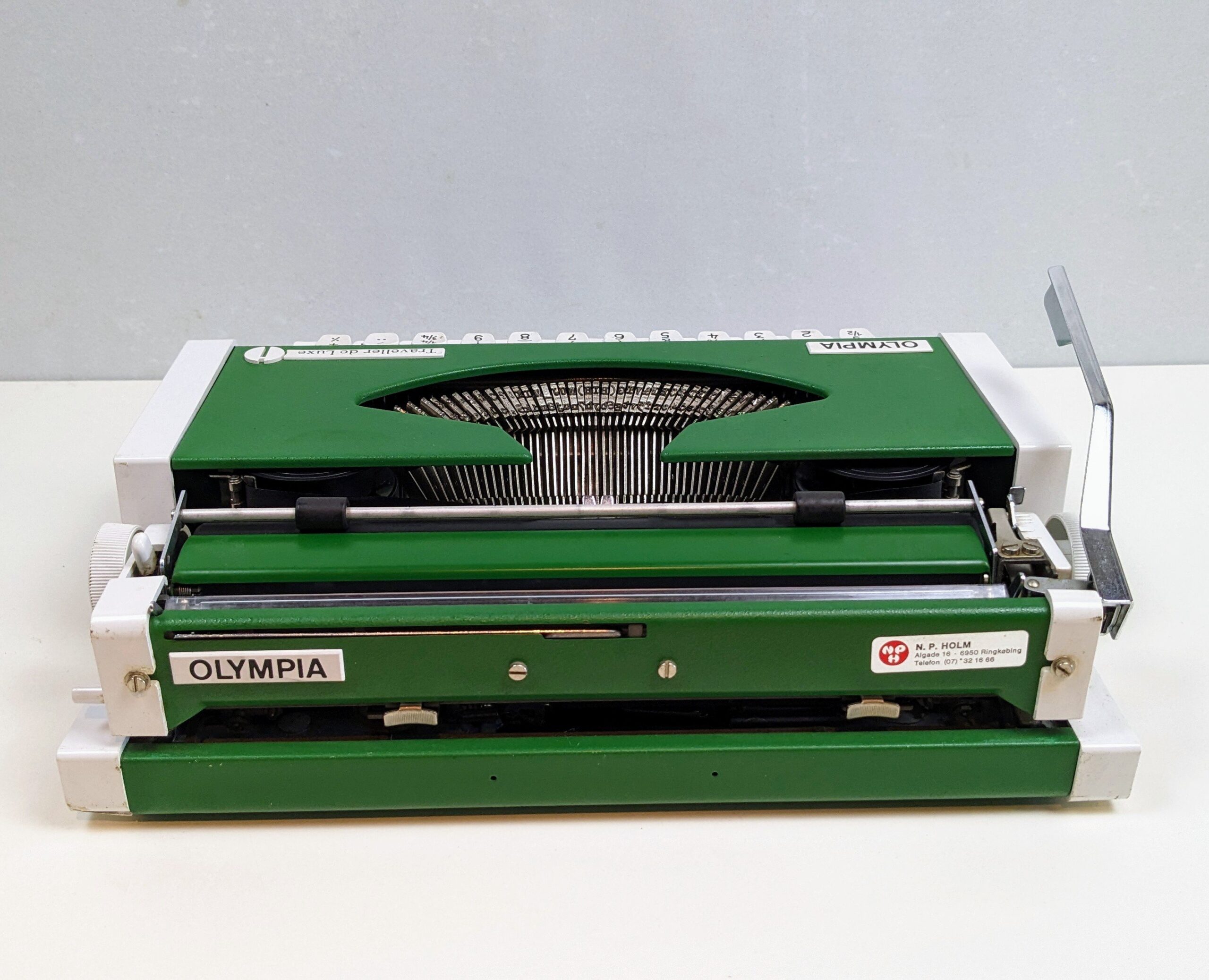 Smuk og velholdt Olympia Traveller de luxe skrivemaskine. Renset og rengjort. – produktbillede 1 – Vintage Lamper