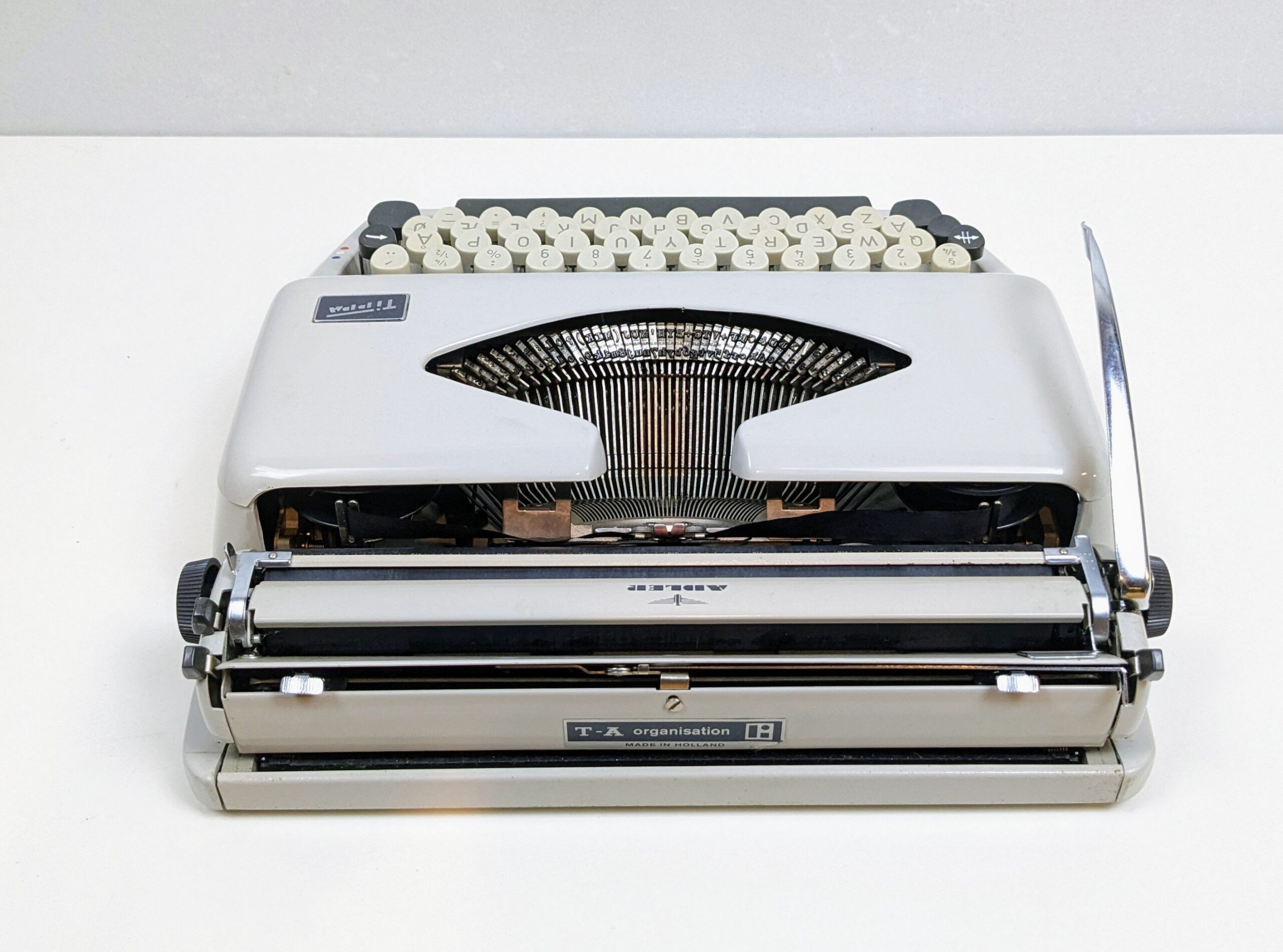 Adler Tippa 1. Grå og lys grå. Med Nyt farvebånd. Renset og serviceret. 1970 Klar til brug. Læs mere. – produktbillede 1 – Vintage Lamper