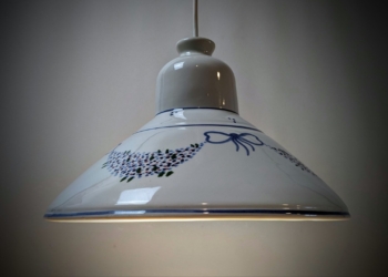 Stor smuk porcelæn lampe med pastel farver. 28,5 cm i diameter. Alt el er nyt.