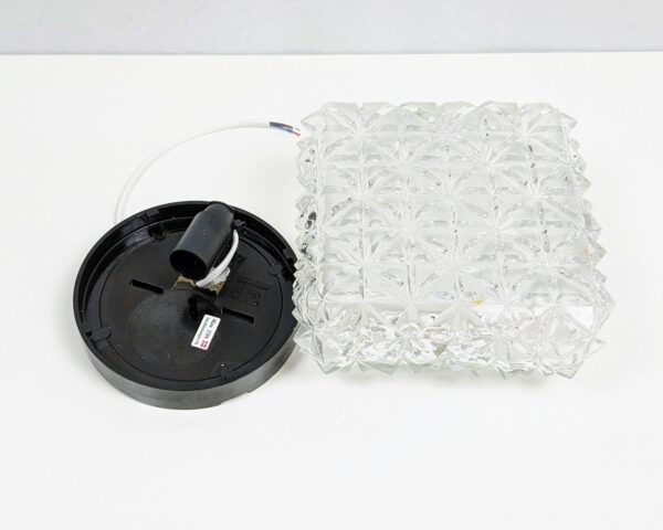 Smuk tysk plafond fra 1970. Öve. Nyt el. 19×19 cm. Klart glas. Til bord, væg eller loft. Læs mere.