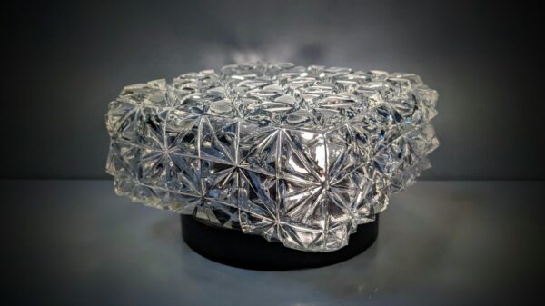 Smuk tysk plafond fra 1970. Öve. Nyt el. 19×19 cm. Klart glas. Til bord, væg eller loft. Læs mere.