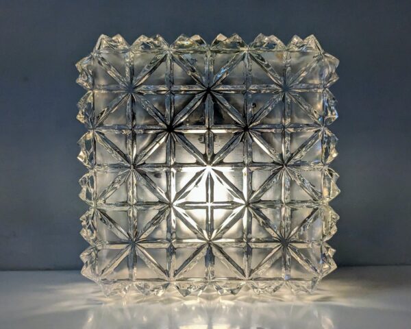 Smuk tysk plafond fra 1970. Öve. Nyt el. 19×19 cm. Klart glas. Til bord, væg eller loft. Læs mere.