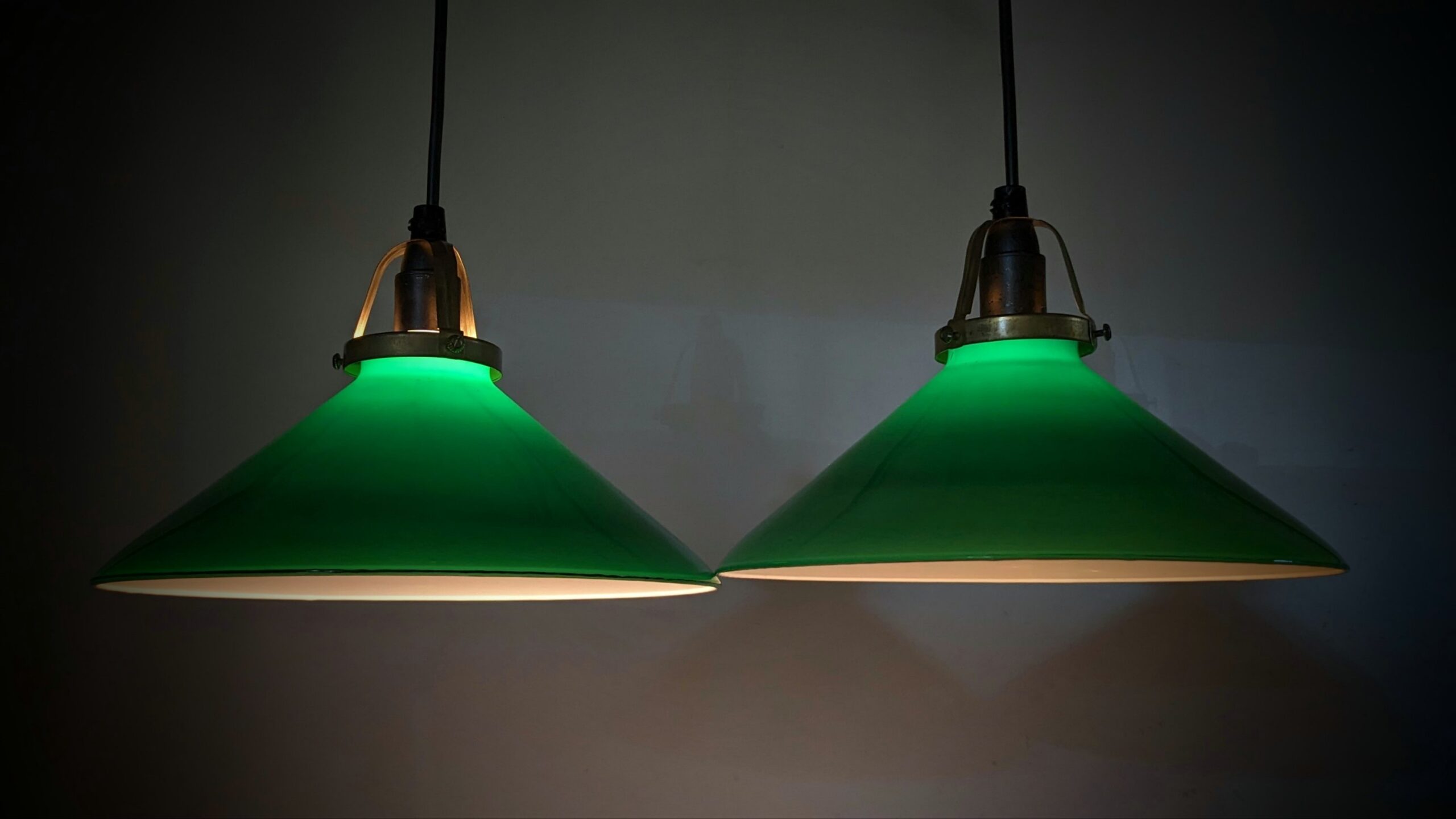 Sæt med 2 smukke danske mørkegrønne Odreco glas skomager pendler. Alt el er nyt. Messing ophæng. Ø24,5. Sætpris. Læs mere.