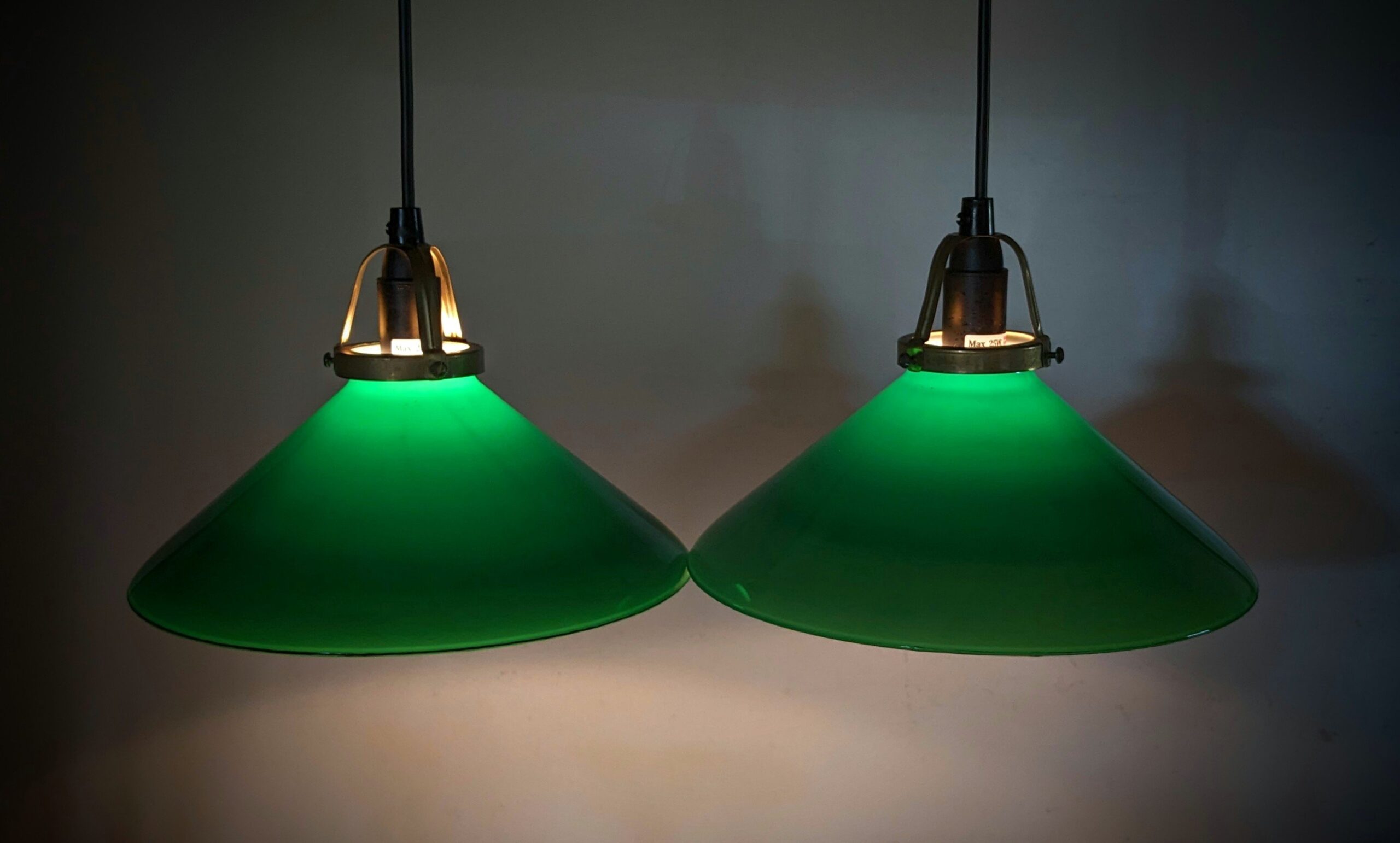Sæt med 2 smukke danske mørkegrønne Odreco glas skomager pendler. Alt el er nyt. Messing ophæng. Ø24,5. Sætpris. Læs mere. – produktbillede 3 – Farvede og kontrastfulde
