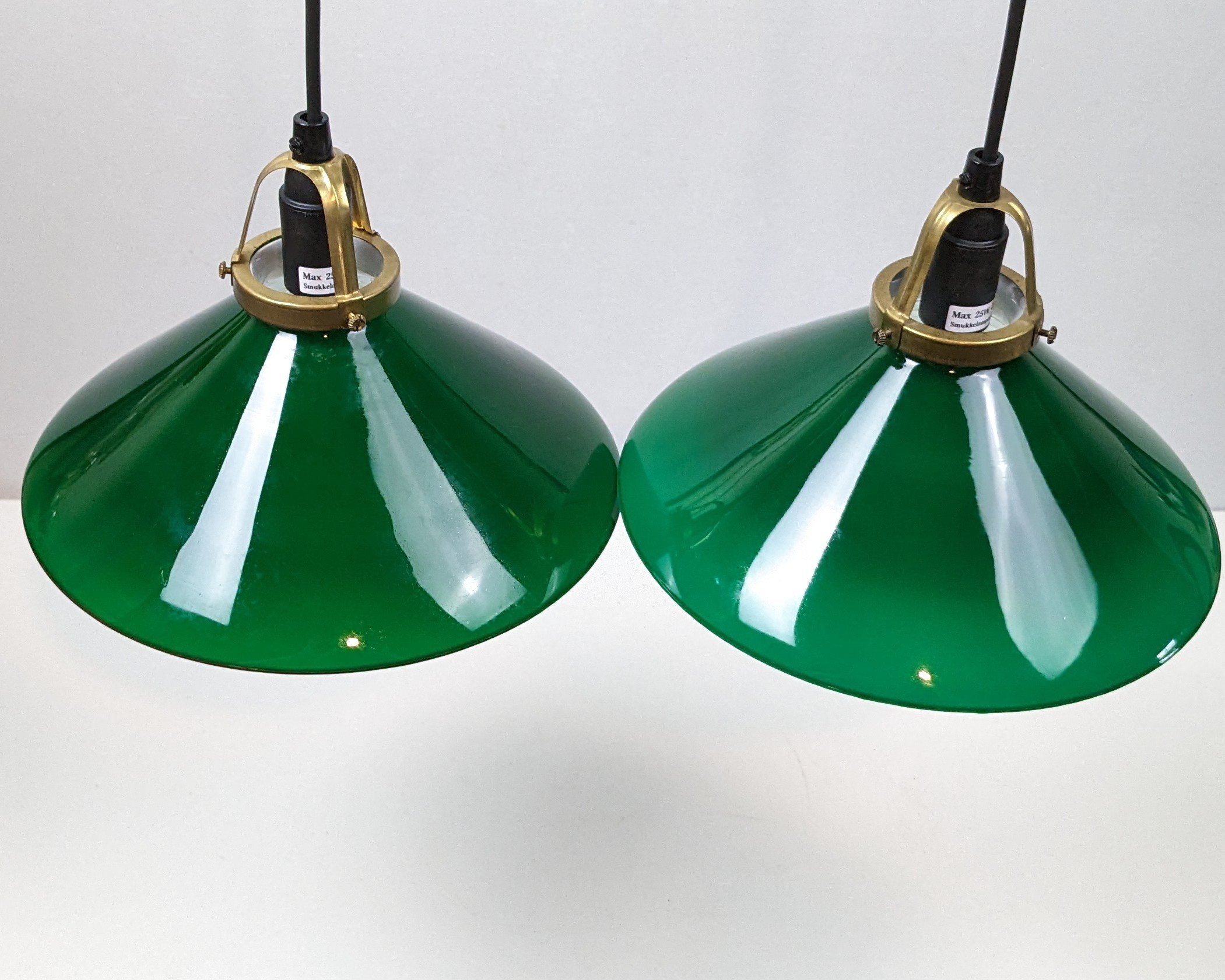 Sæt med 2 smukke danske mørkegrønne Odreco glas skomager pendler. Alt el er nyt. Messing ophæng. Ø24,5. Sætpris. Læs mere.