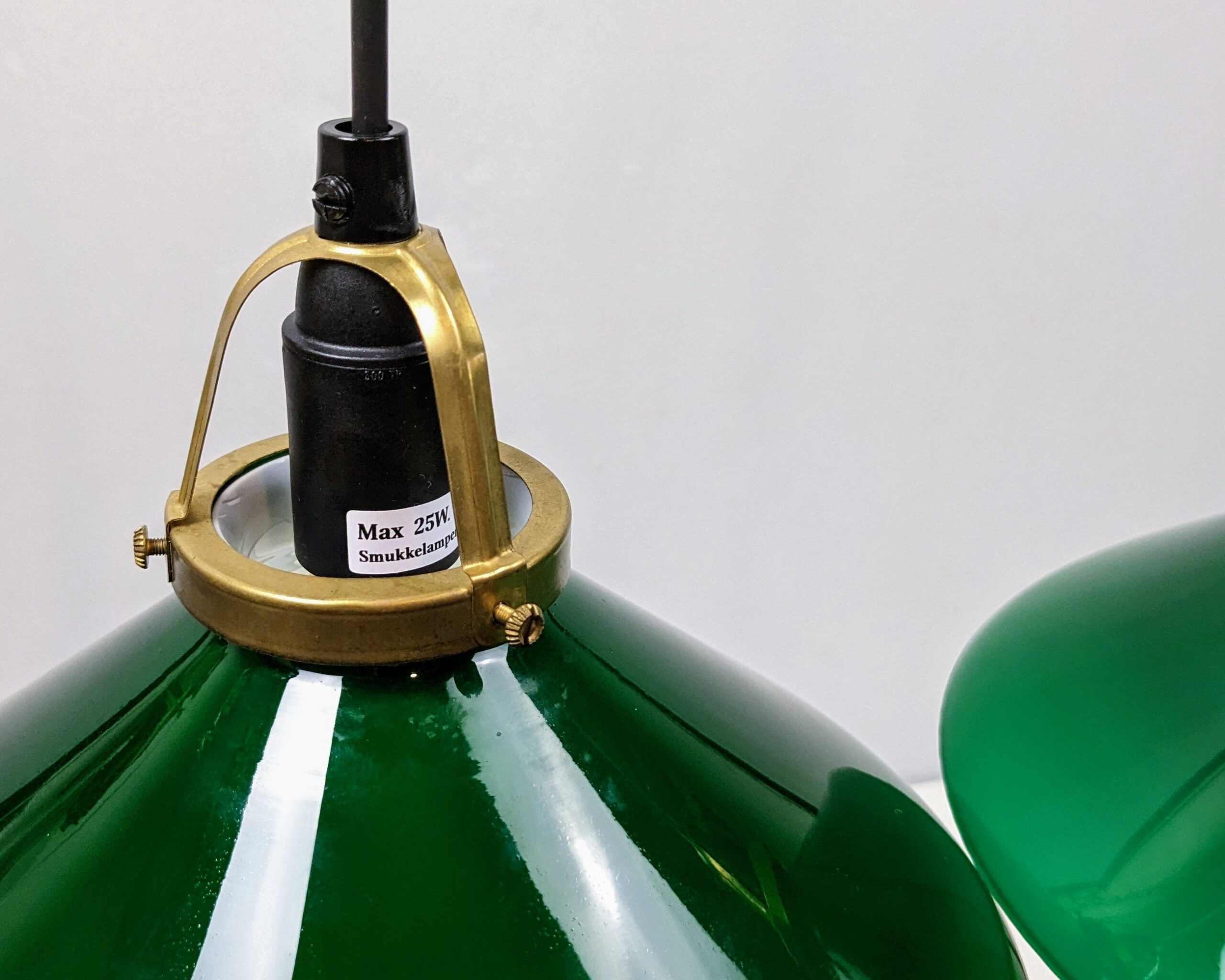 Sæt med 2 smukke danske mørkegrønne Odreco glas skomager pendler. Alt el er nyt. Messing ophæng. Ø24,5. Sætpris. Læs mere.