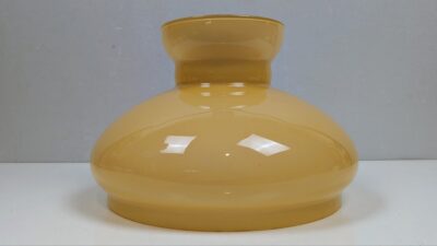 Sandfarvet Holmegaard lampeglas til petroleumslamper eller projekt. Bundring 24,4 cm. Højde 18 cm. Ø28