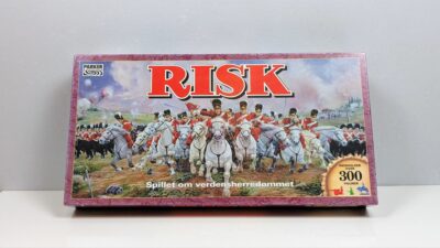 Originalt RISK strategi spil. I flot stand.