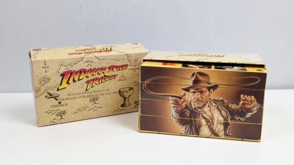 Original Indiana Jones VHS box sæt med, 3 film og 1 ekstra bonus film. I særlig god stand fra 1981.  (Uden undertekster)