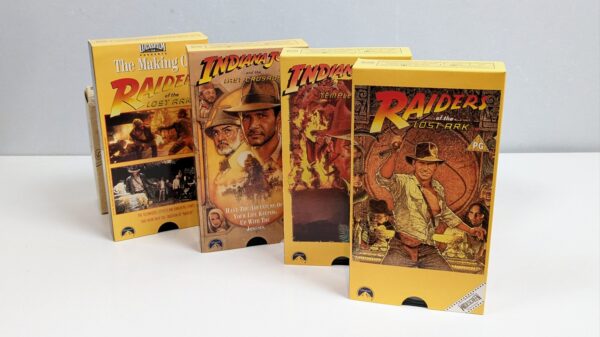 Original Indiana Jones VHS box sæt med, 3 film og 1 ekstra bonus film. I særlig god stand fra 1981.  (Uden undertekster)