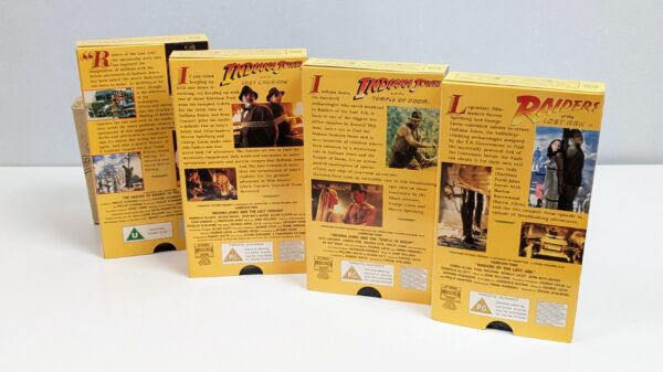 Original Indiana Jones VHS box sæt med, 3 film og 1 ekstra bonus film. I særlig god stand fra 1981.  (Uden undertekster)