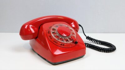 "Den røde telefon" KIRK 73D. Flot retro telefon i postkasserød.