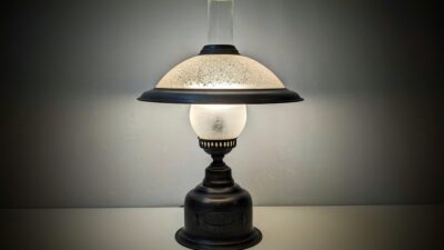 Svensk Aneta bordlampe fra 1990. Kopi af New York lampe fra 1868. Ø25. Læs mere.