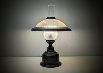 Svensk Aneta bordlampe fra 1990. Kopi af New York lampe fra 1868. Ø25. Læs mere.