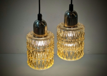Sæt med 2 smukke vintage glas pendler fra 1970. Nypolerede messing toppe og helt nyt el. Ø11. Sæt pris.