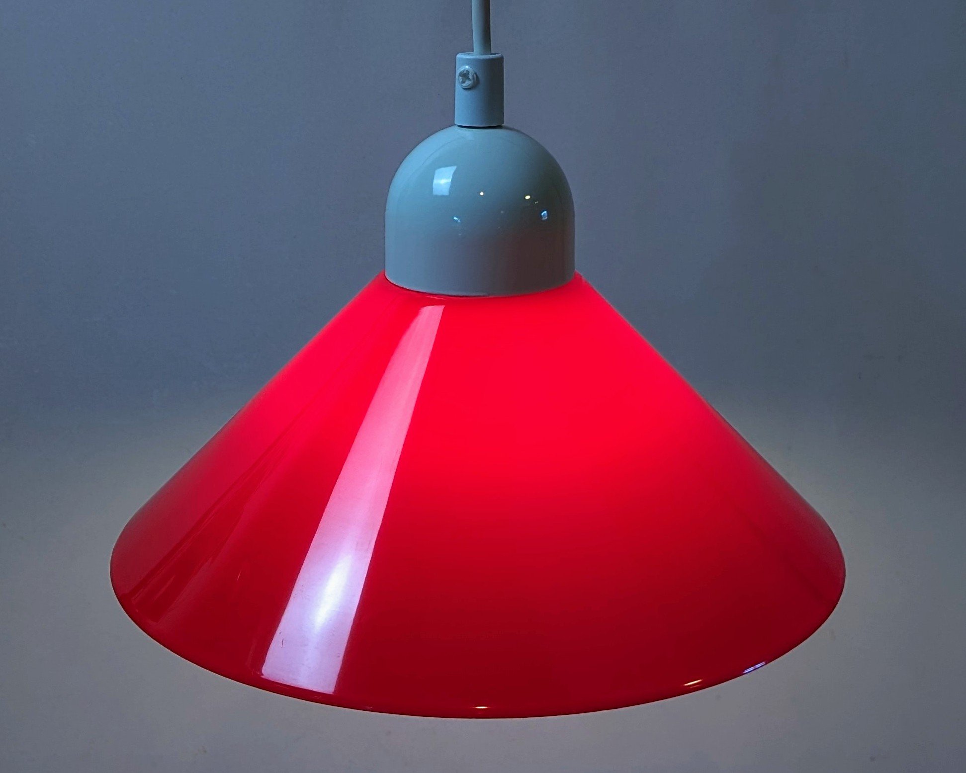 Original KCE loftlampe i rød plast og metal fra 1980. Model “Bistro”. Nyt el. Ø26,5. Særdeles velholdt. 1 ejer.