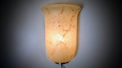 Svensk marmoreret glas væglampe fra 1990. Aneta Type 11276. 30×20 cm.