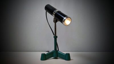 Unika laboratorie lampe fra 1960 upcyclet til Skrivebordslampe / projektør lampe til malerier m.m. 30 cm høj. Alt el er nyt.