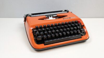 Brother 300T skrivemaskine. 1970. Særdeles velholdt. Orange. Ny restaureret. Nyt farvebånd.