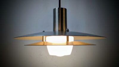 Dansk design lampe. Elegant og tidsløs i hvid designet af Light Studio by Horn.