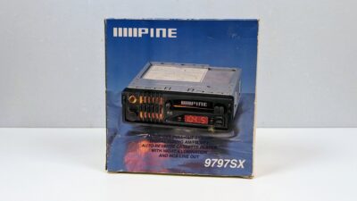 Vintage bilradio med kassette fra 1990. Mint condition. Ny i ubrudt emballage. Sjælden vare. Perfekt til Classic bilen fra 90 erne.