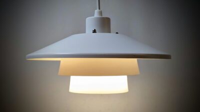 Hvid skandinavisk køkkenlampe fra 2000. Ø25. Nyt el.