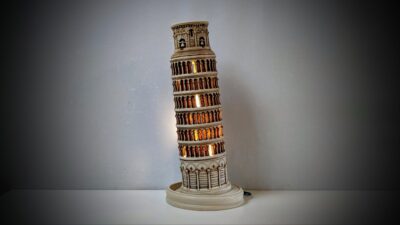 Stor bordlampe fra 1990 i 1,6 kilo resin. Det skæve tårn i Pisa. Højde 36 cm. Delvist nyt el.