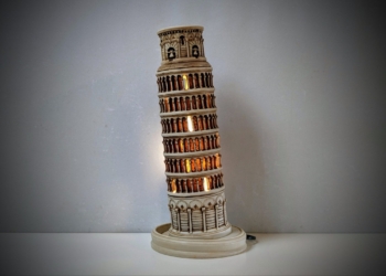 Stor bordlampe fra 1990 i 1,6 kilo resin. Det skæve tårn i Pisa. Højde 36 cm. Delvist nyt el.