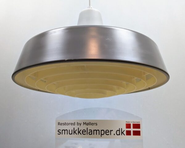 Original Louis Poulsen Danish design lampe fra 1967. Midvejspendlen med matopal glas. Type 16580. Ø39 Restaureret med bla. helt nyt el. Få på lager.