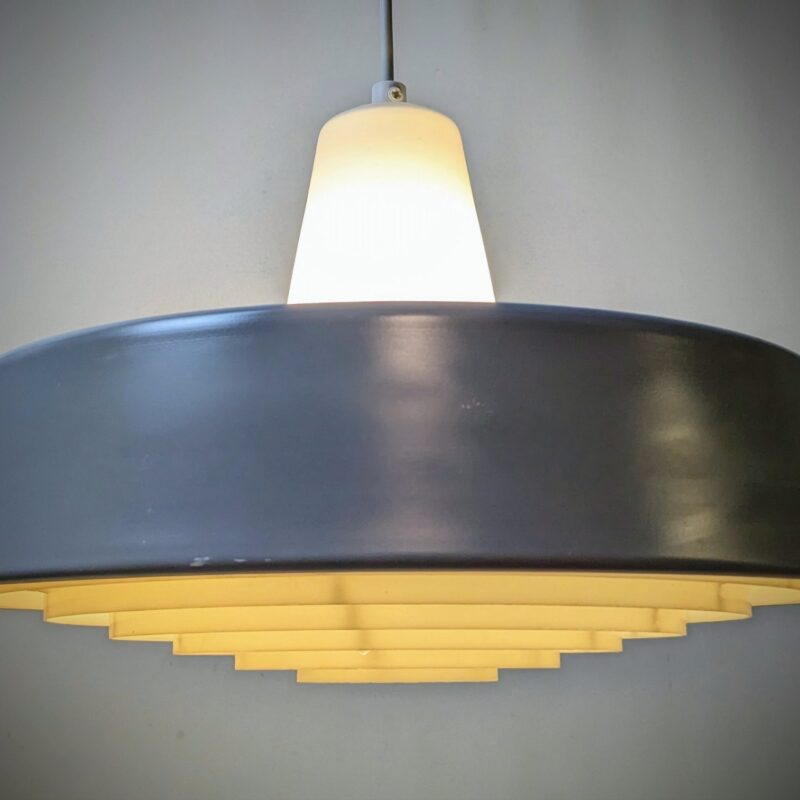 Original Louis Poulsen Danish design lampe fra 1967. Midvejspendlen med matopal glas. Type 16580. Ø39 Restaureret med bla. helt nyt el. Få på lager.