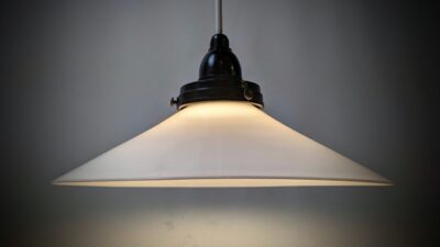 Antik Holmegaard opalglas skomager pendel med sort bakelit ophæng og fatning. 1940. Ny ledning. Ø26 cm. Glashøjde 78 mm.