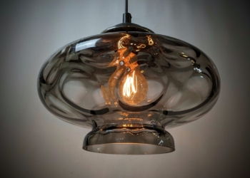 Vintage dansk glaslampe. Upcyclet til unika lampe. Alt el og ophæng er nyt. Ø30. Læs mere.