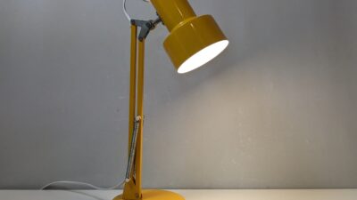 Solsikkegul Lyskær dansk design lampe. Til skrivebord, natbord m.m. 1970 Delvist nyt el. Læs mere.