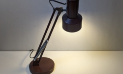 Lyskær dansk design lampe i brun/sort. Til skrivebord, natbord m.m. 1970 Delvist nyt el. Læs mere.