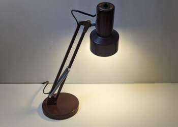 Lyskær dansk design lampe i brun/sort. Til skrivebord, natbord m.m. 1970 Delvist nyt el. Læs mere.