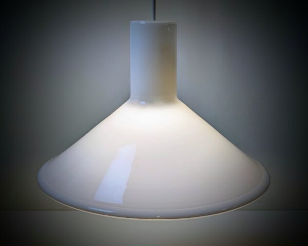 P&T loftlampe fra Holmegaard. Opalglas 1970. Ø33. Nyt el. Formgivet af Michael Bang. Made in Denmark. Stypris