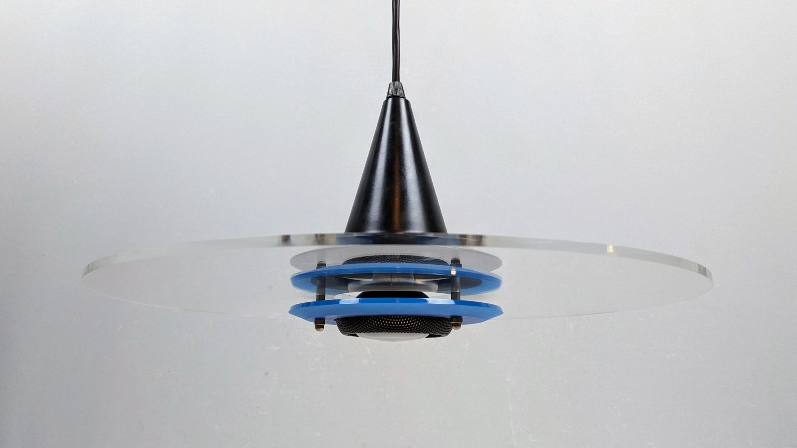 Danish design. Design light 1980. Model Topsy. Ø40. Alt el er nyt. Læs mere – produktbillede 1 – Design ikoniske lamper til spisestuen