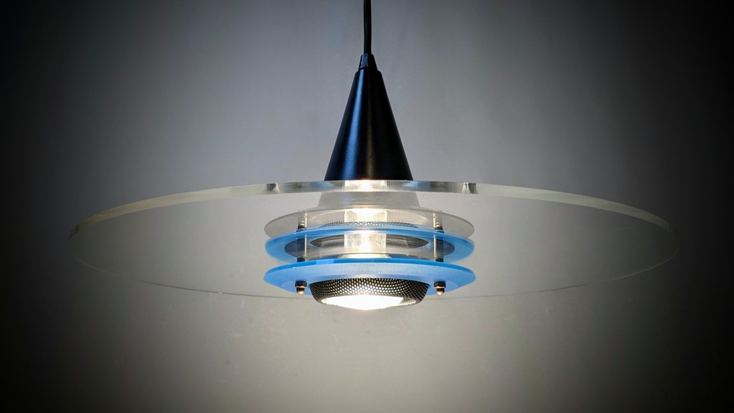 Danish design. Design light 1980. Model Topsy. Ø40. Alt el er nyt. Læs mere – Design ikoniske lamper til spisestuen