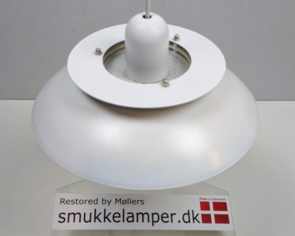 Danish design af Form Light i 1980. Excellent condition. Hvid med nyt el. Ø30. 2 på lager. Læs mere.