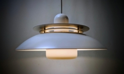 Danish design af Form Light i 1980. Excellent condition. Hvid med nyt el. Ø30. 2 på lager. Læs mere.