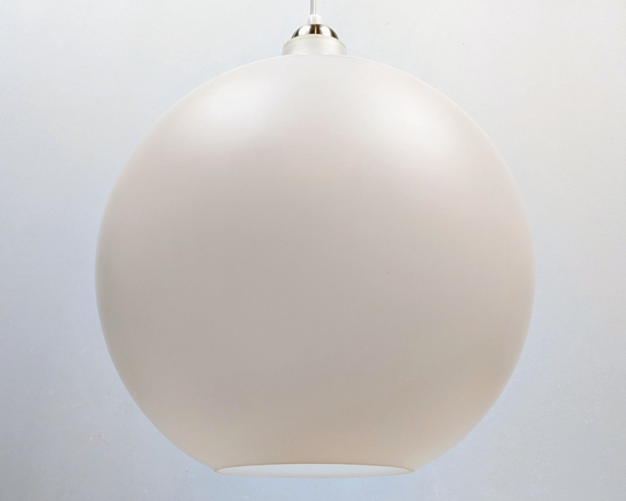 Louis Poulsen glaspendel. Vilhelm Wohlert 1959. Upcyclet med andet ophæng og nyt el. Ø30. Made in Denmark. Læs mere. – produktbillede 3 – Loftlamper