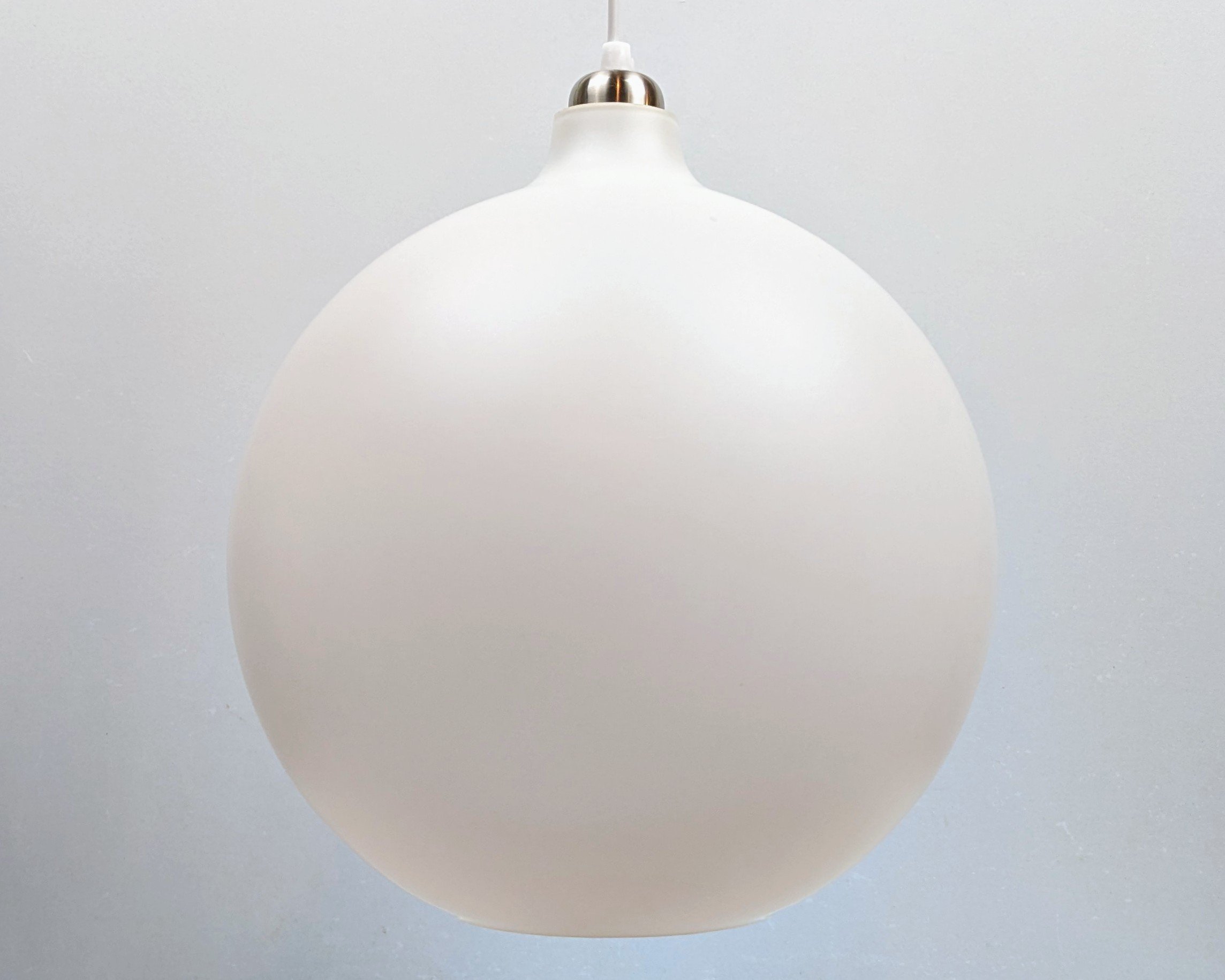 Louis Poulsen glaspendel. Vilhelm Wohlert 1959. Upcyclet med andet ophæng og nyt el. Ø30. Made in Denmark. Læs mere. – produktbillede 1 – Loftlamper